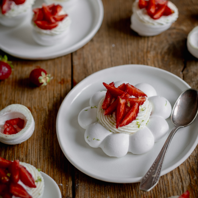 Recette de pavlova fraises, vanille et chocolat blanc