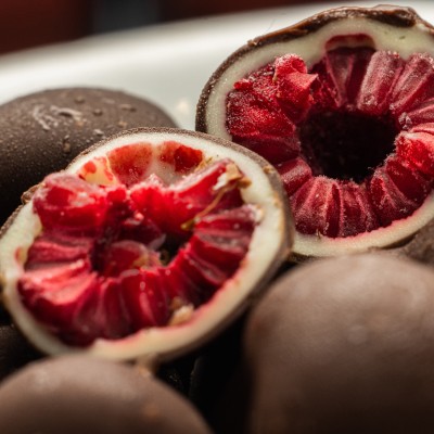 Recette des framboises au chocolat blanc et noir
