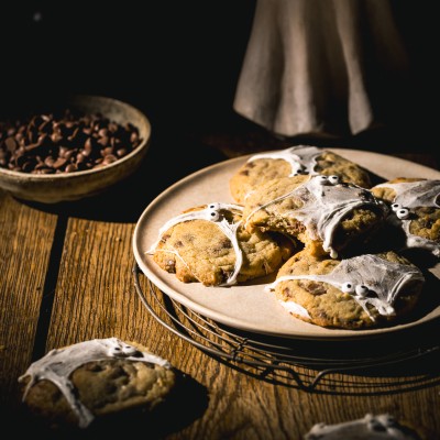 Halloween : la recette des cookies pépites de chocolat Weiss et toile d'araignées guimauves